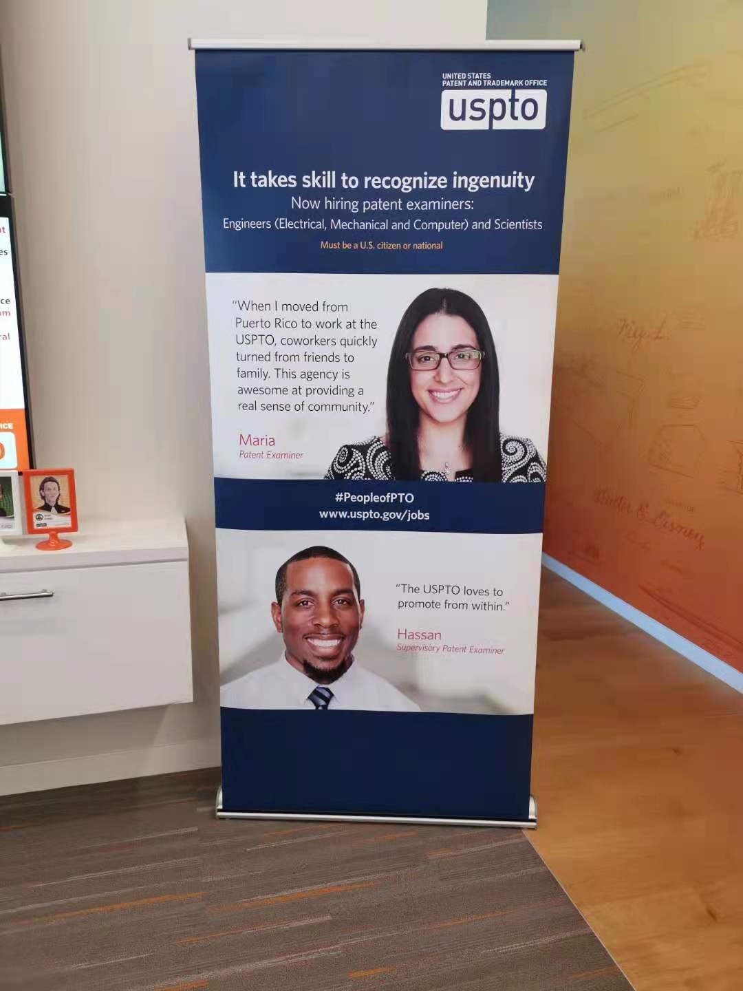 3硅谷办公室大厅内的招聘审查员的宣传招贴画.jpg 3硅谷办公室大厅内的招聘审查员的宣传招贴画.jpg